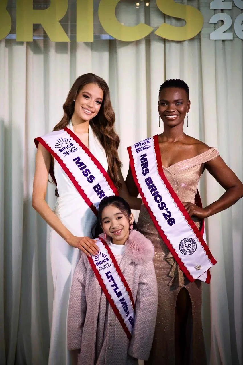 MISS MRS LITTLE MISS BRICS — обложка кейса