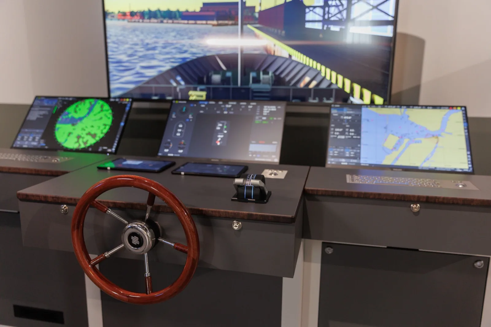 Captain’s bridge: a navigation simulator in the room about seafaring