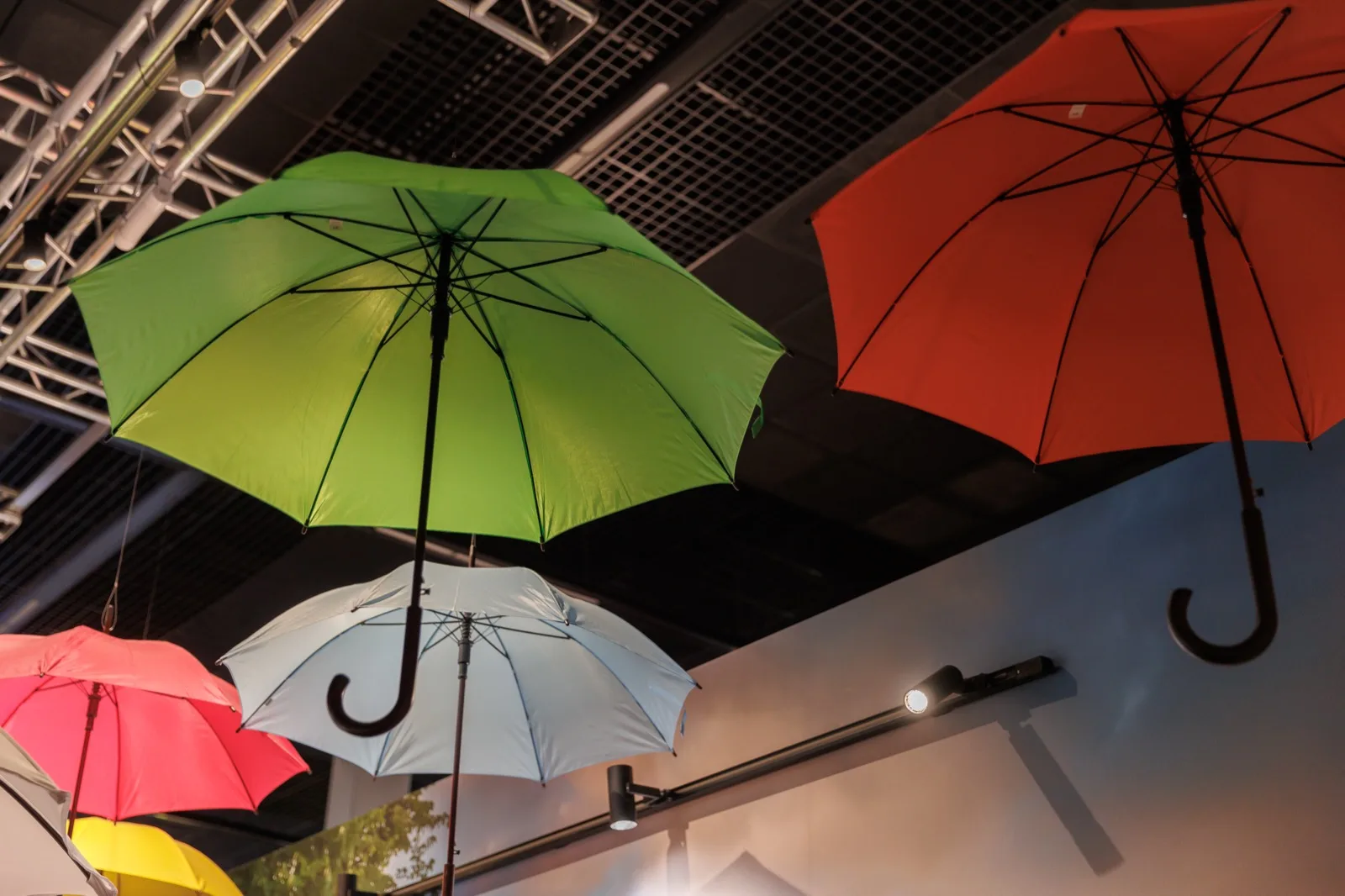 Courtyard with umbrellas under the ceiling: a room about atmosphere and weather